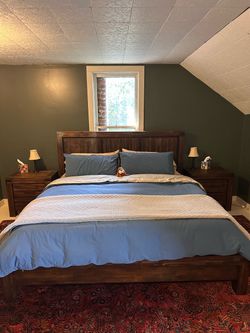 $300 — King Bed Frame + 2 Matching Nightstands