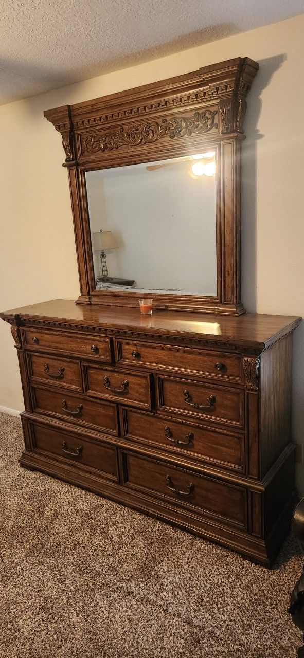 King Size Bed, Dresser & 2 Night Stand