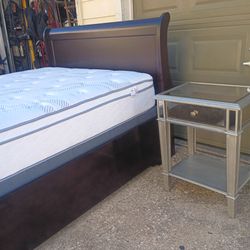SE vende cama queen size y Mesa de Espejo.  En PASADENA TX