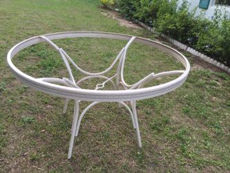 42" round outdoor indoor table Lloyd Flanders