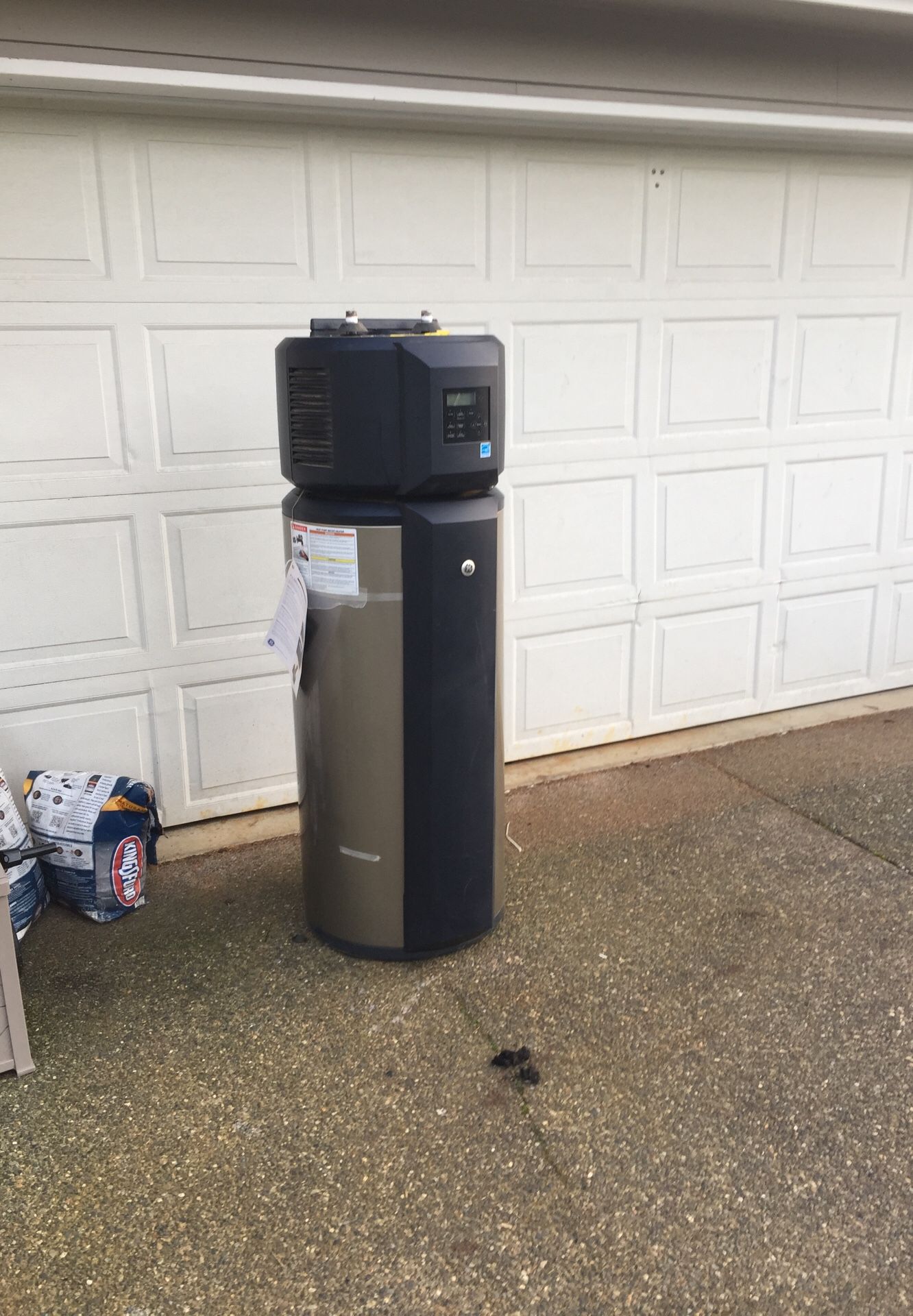 GE 50 gallon. Free.... electric...works hot water heater