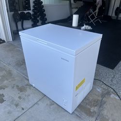 INSIGNIA Chest Freezer / Deep Freezer