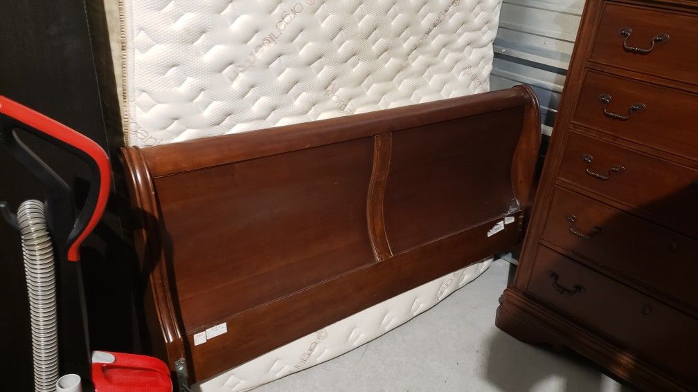 Liberty furniture sleigh bed. Queen. Mattress and box spring included