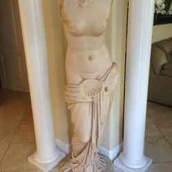 Life Size Sculpture - Statue Of Goddess Venus 20th Century - Venus De La Concha