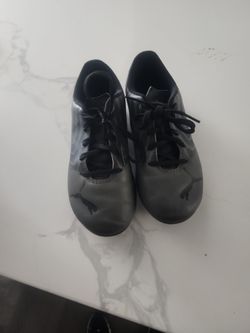 KIDS SOCCER CLEATS SIZE 13