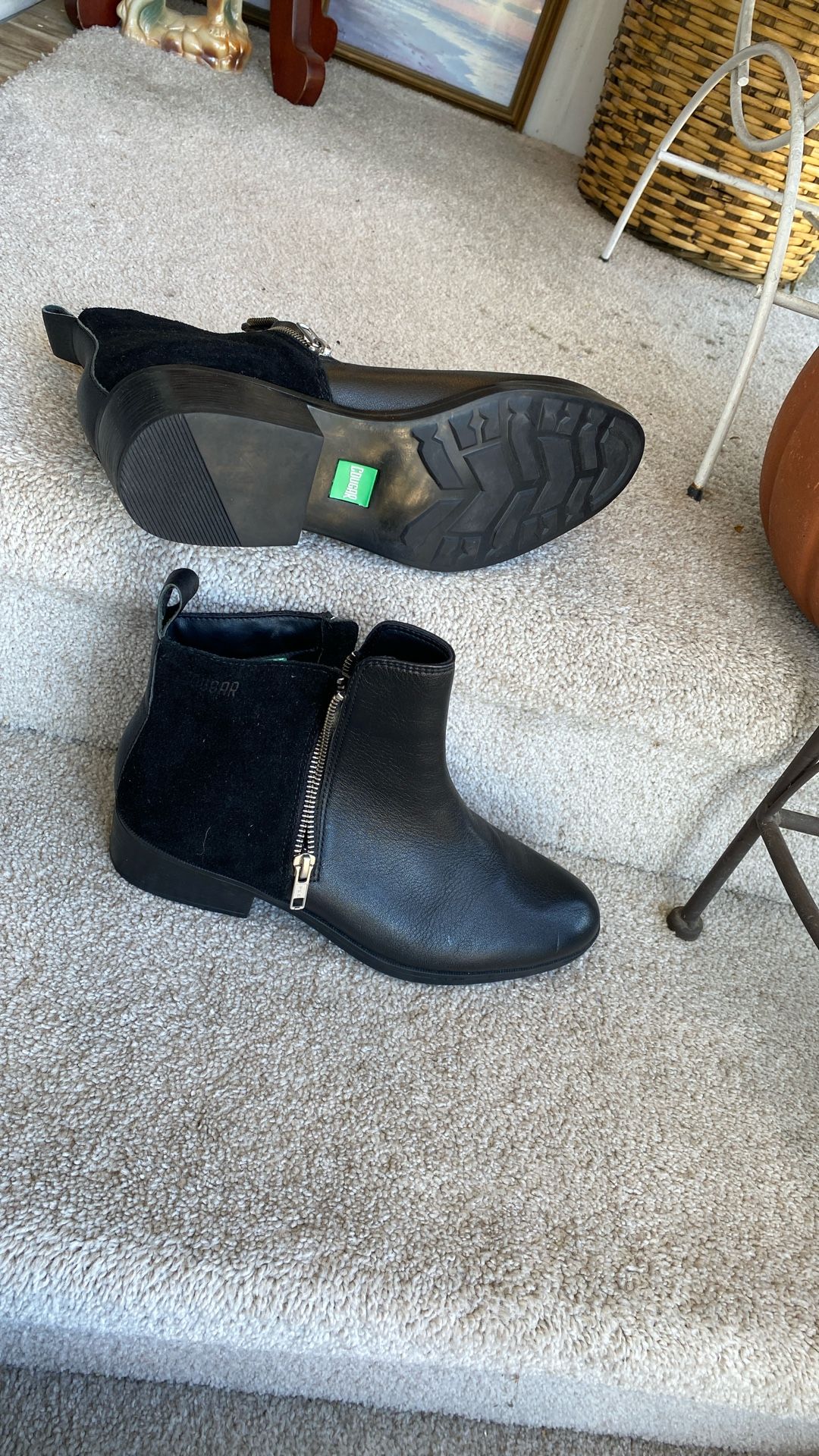 Cougar Shoes. Water Proof Impeccable Boots Sz. 9M. Leather Black New