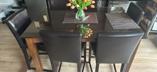 Dining table excellent condition, real wood