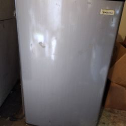 Mini Fridge Magic Chef 