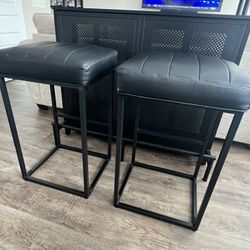 Wayfair bar With Stools Included Great Condition 