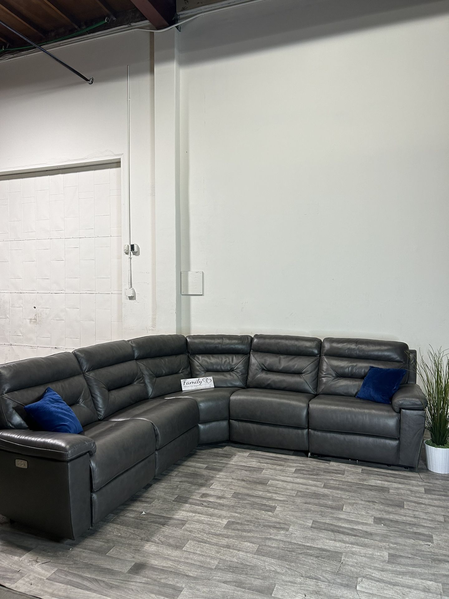 LIKE NEW! Leather Power Recliner Sectional Couch With USB Ports (FREE DELIVEDY 🚚)