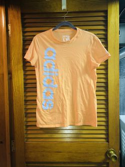 Size large women’s coral and grey Adidas tshirt in excellent condition, just wrinkled