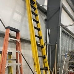DeWalt 32' Extension Ladder – 375 lb Capacity (Lightly Used)