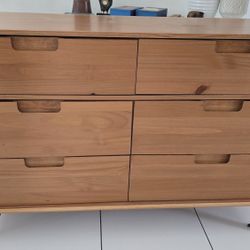 6 Drawer Dresser, Real Wood. 