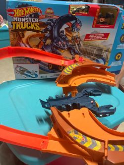 Hot Wheels Monster Trucks Scorpion Track Set