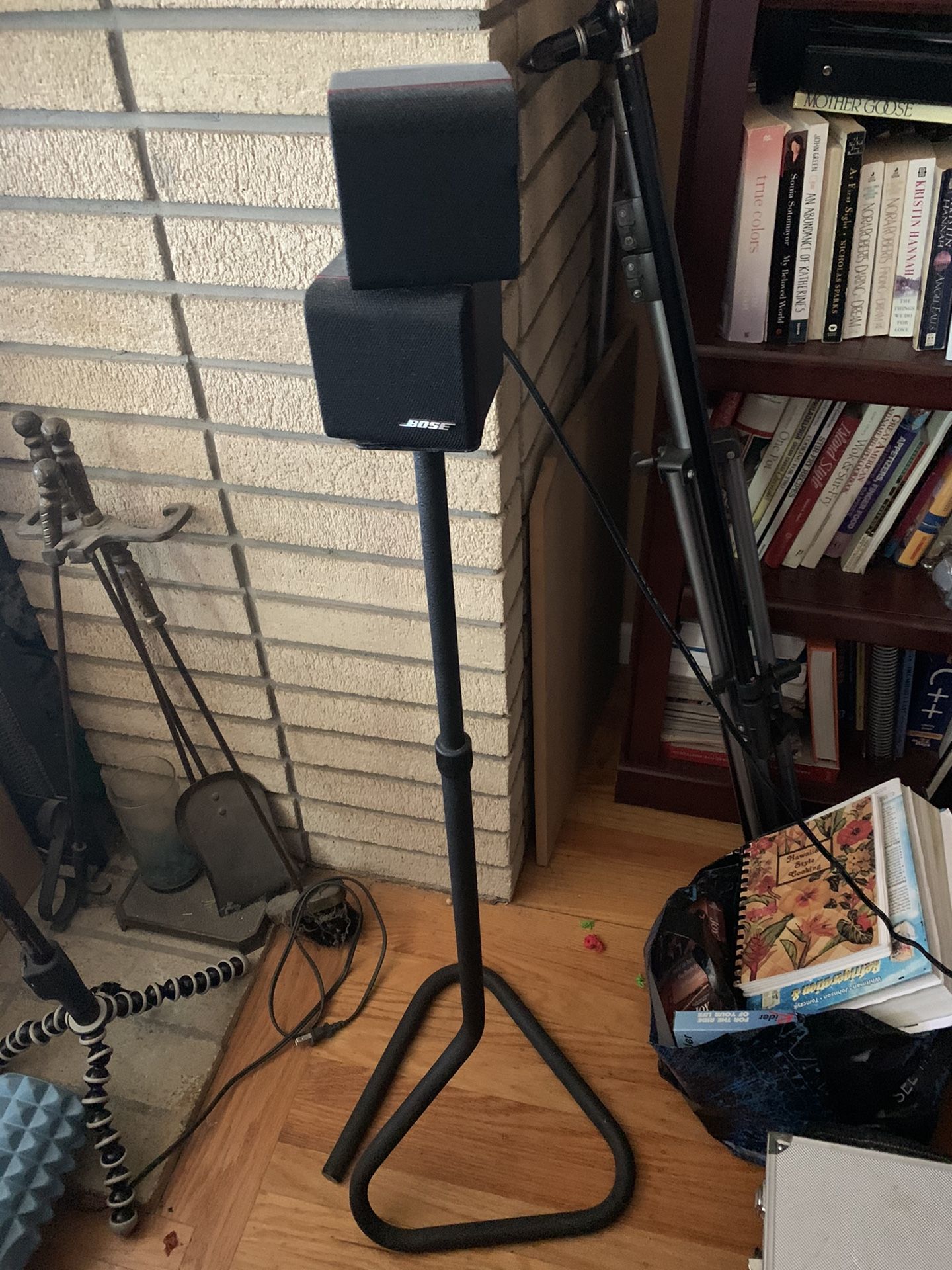 Speaker stand only! Speaker not included