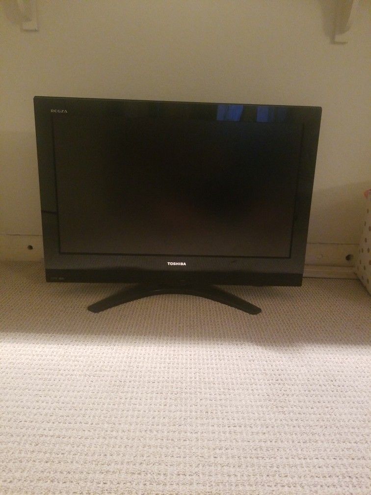 32" Toshiba TV and Remote