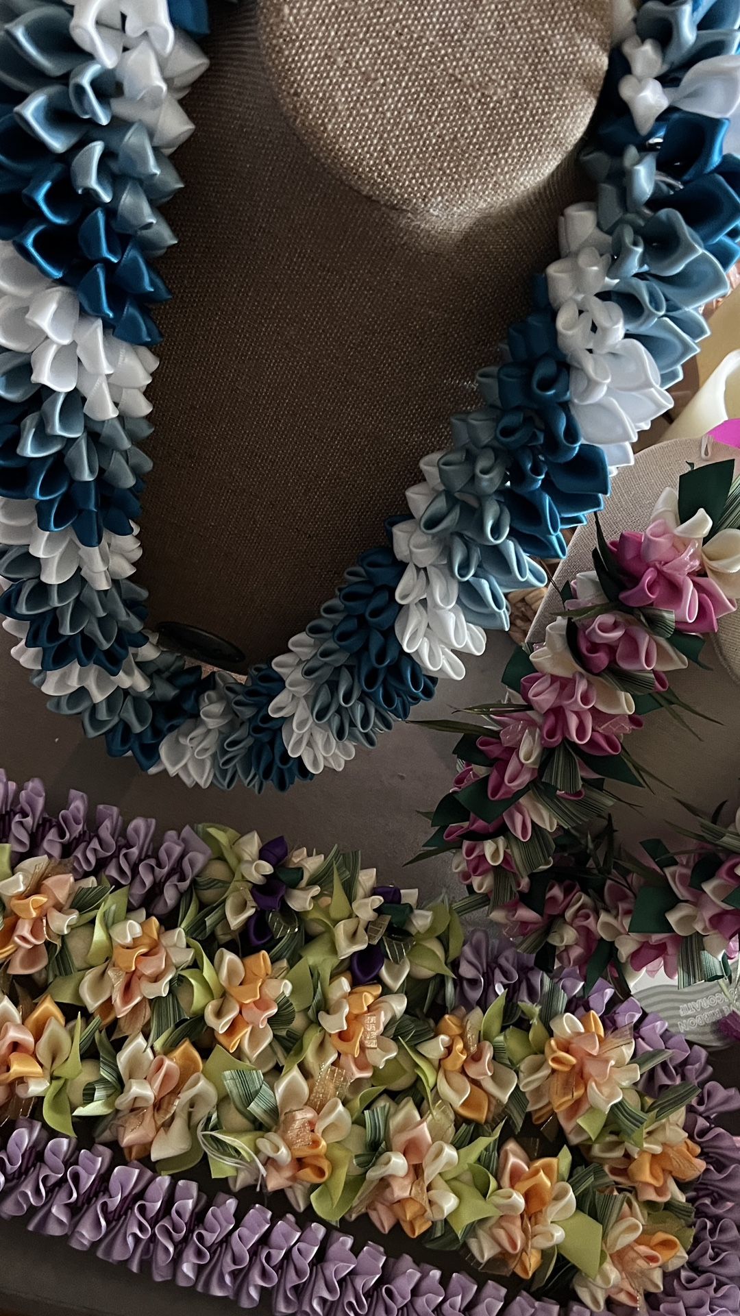LEIS &  BOUQUETS 💐 