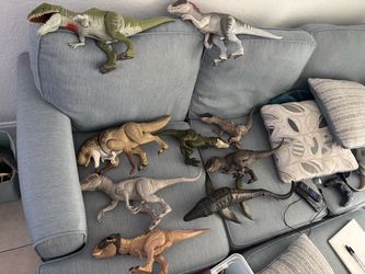 Pot of Jurassic world dinosaurs in great condition
