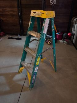 Werner 4 FT Fiberglass Step Ladder - 225 lb