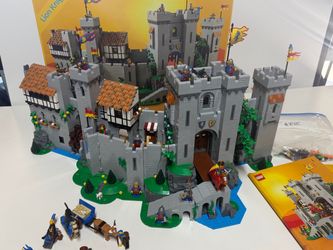 LEGO Icons Lion Knights' Castle 10305 Set Box, Instructions And Extra Pieces