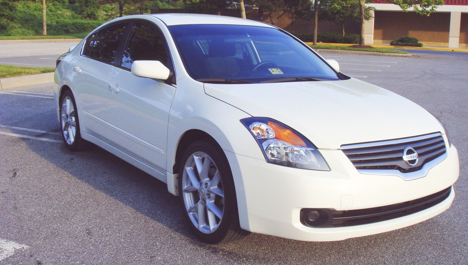 CLASSY White 2007 Nissan Altimas **WE RESPECT SOCIAL DISTANCING**