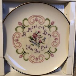Classic Home Collection Plate “A Mother’s Love Has No End”