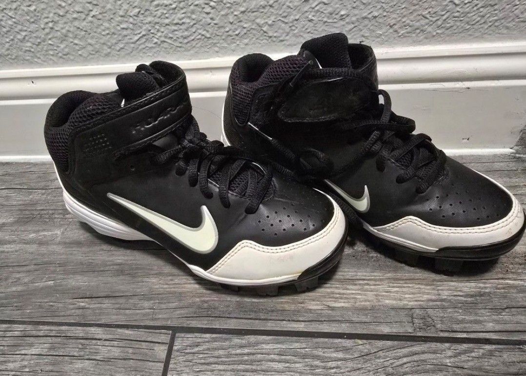 Nike Size 2.5 Cleats