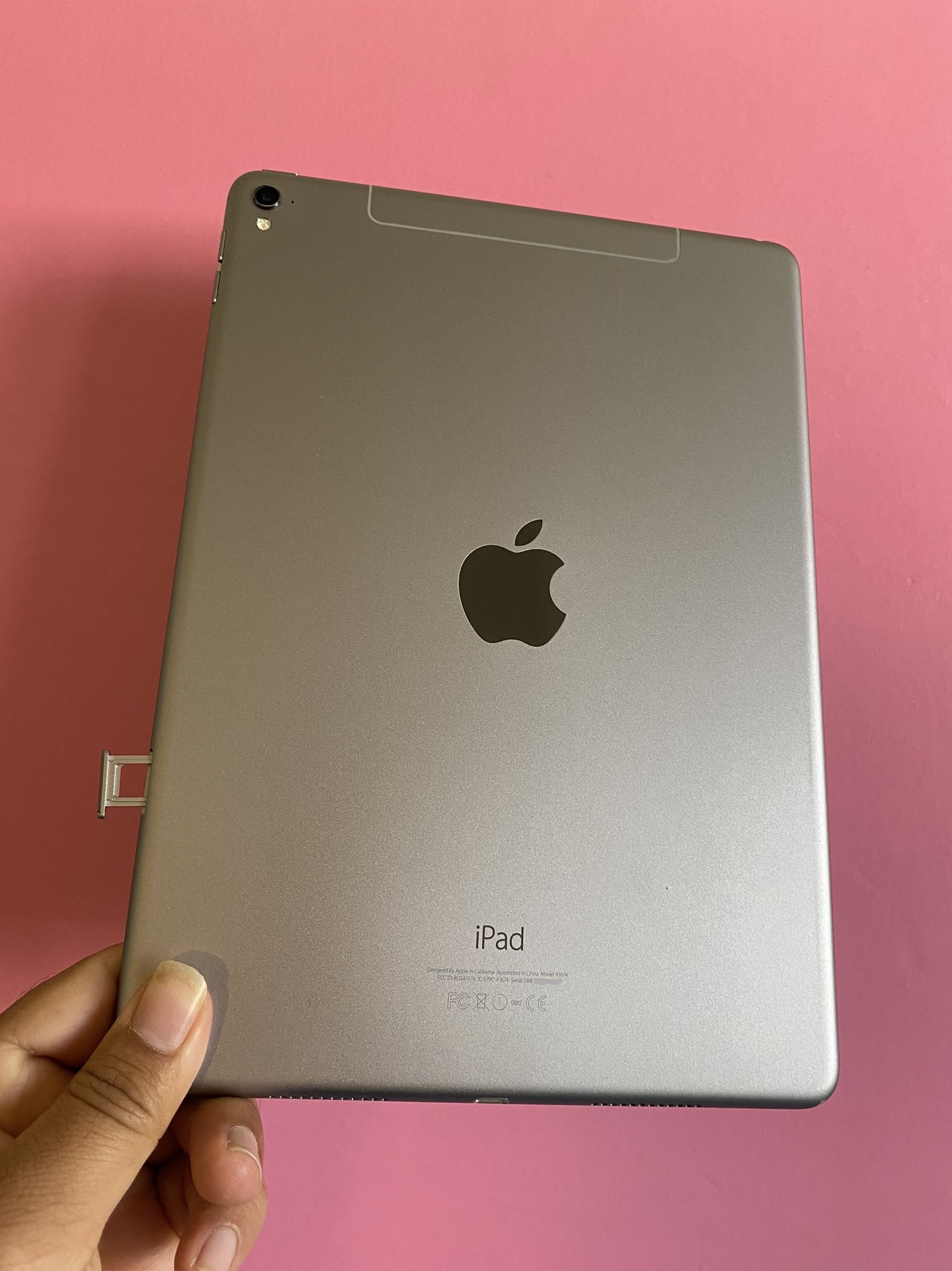 Apple IPad Pro 9.7” (Retina / Touch ID/ Latest IOS 15) 32GB WiFi + Cellular (AT&T T Mobile Verizon etc) with Accesories (Apple Pen compatible)
