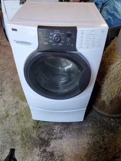 Kenmore elite White washer dryer set with pedestals..