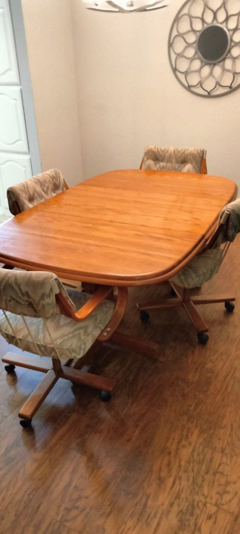 Oak Dining room Table With A 23 Inch Leaf And 4 Chairs