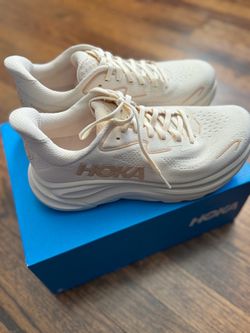 HOKA- brand new W Clifton sneakers - vanilla, size 7.5
