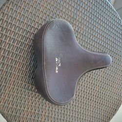 Wide vapor dark trails bike seat excellent condition