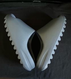 Gray Yeezy Slide/ 7 Us