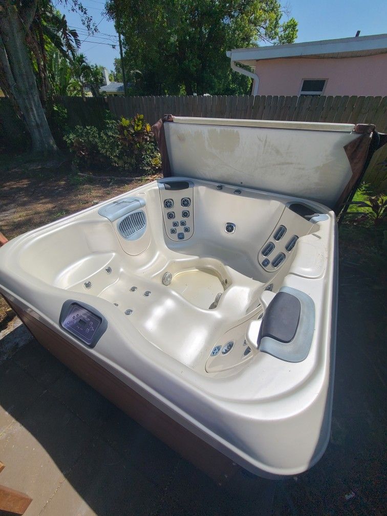 Bullfrog Hot Tub