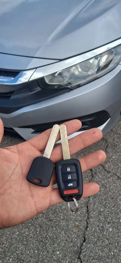 Car Keys And Remotes  / Llaves De Carro Y Controlles