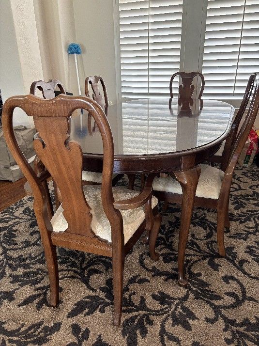 Dining Room table With Six Chairs. $350 Obo Pickup Only.