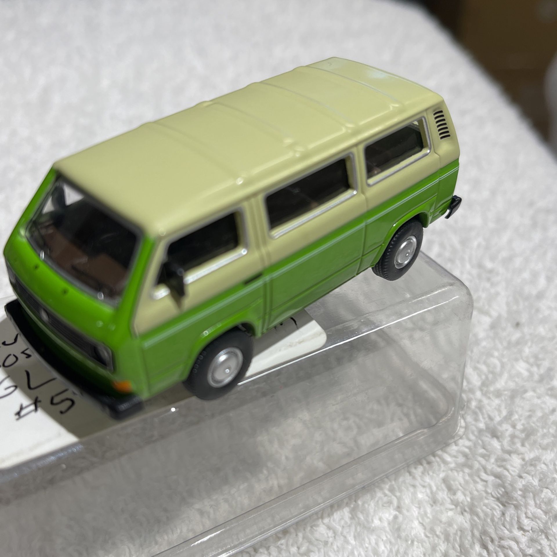 1:64 Schuco Volkswagen  T3 Bus Green