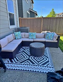 Outdoor patio sectional