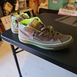 Converse.  ( BRAND NEW)