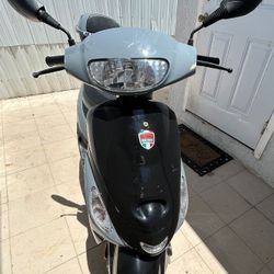 Scooter Hurricane 50cc – Económica, lista para delivery o ciudad 