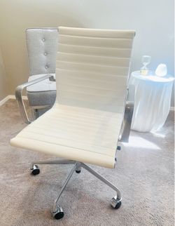 $395 Laura Davidson SOHO II Ribbed Management Chair - Moving Sale