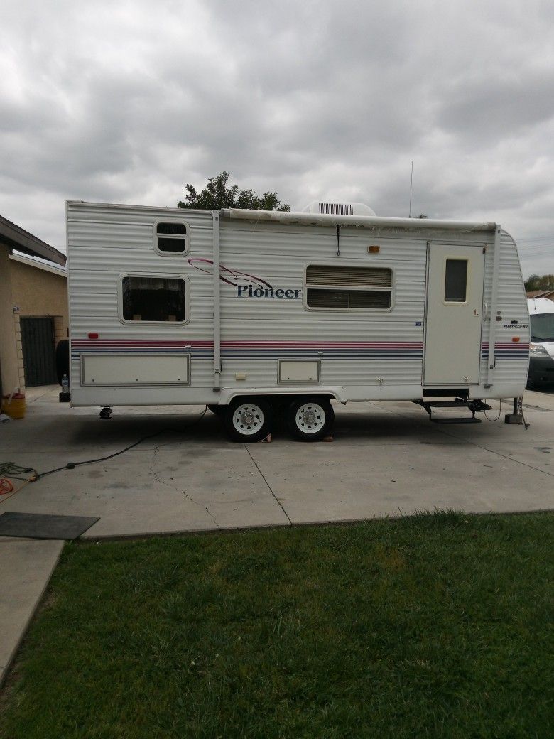 One Owner 2004 Pioneer 18 Ft Bunkhouse Travel Trailer