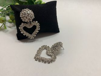EmbossedMetal Heart Stud Earrings For Women, Silver Color