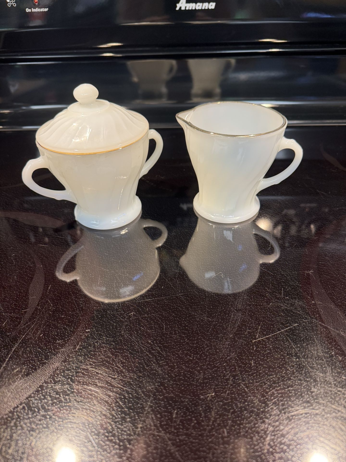 Beautiful Sugar & Creamer with Lid Set made by Fire King / Anchor Hocking ⚓️