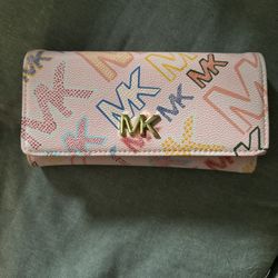 Michael Kors Tri-fold Multicolor Wallet BRAND NEW NEVER BEEN USED!!! Too Good To Pass Up! 