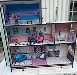 Beautiful Kids Doll House Play House With Figurines  