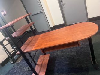 escritorio de metal y madera