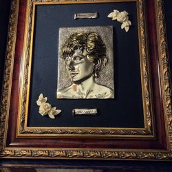  Diana, Princess of Wales It features a specially commissioned Cameo sculpture of Diana, Princess of Wales 
