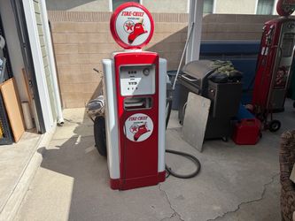 Wayne 100 gas pump late 1940 to early 1950s lights up needs ad glass and face glass