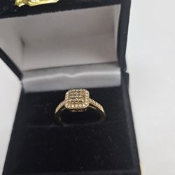 14k Gold Ladies Ring With Diamonds. Size 7